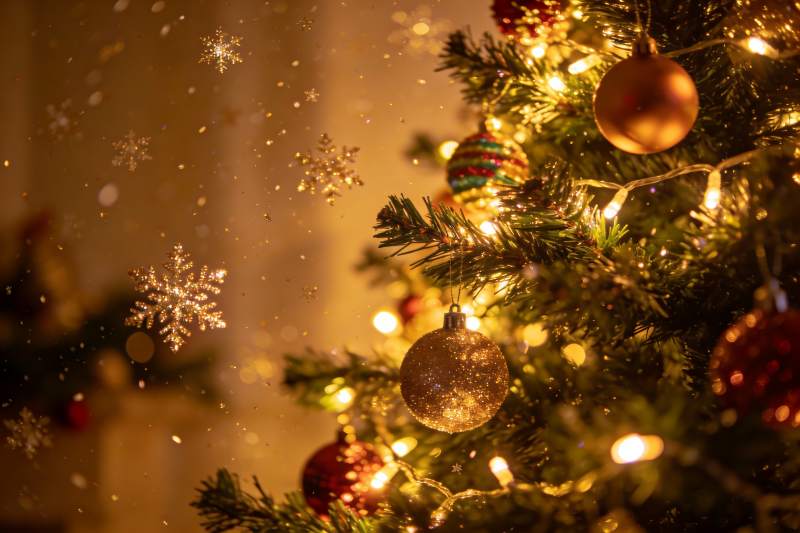 圣诞树灯光闪烁节日氛围浓厚图片