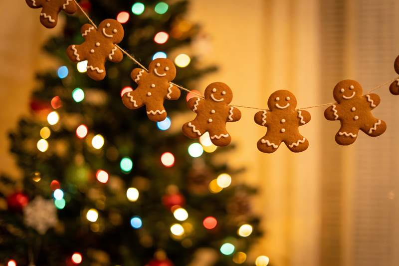 圣诞树前的姜饼人装饰图片