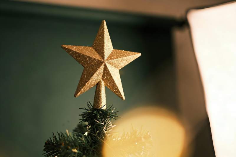 金色圣诞树顶星装饰特写图片