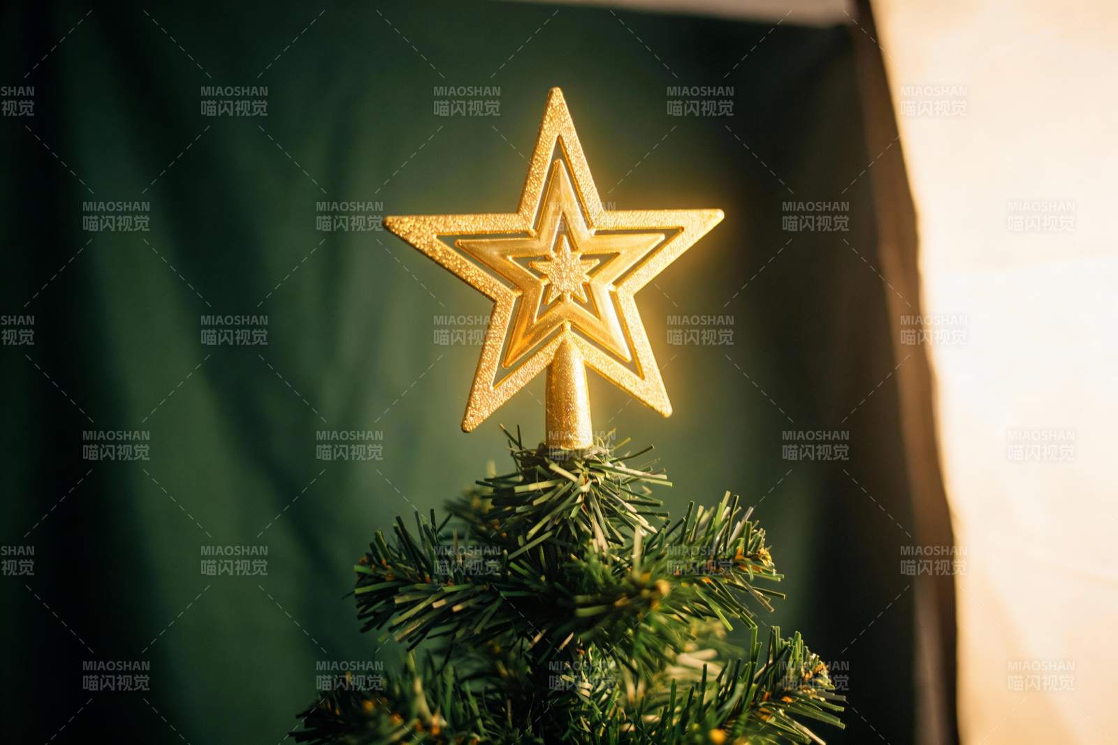 圣诞树顶金色星星特写图片