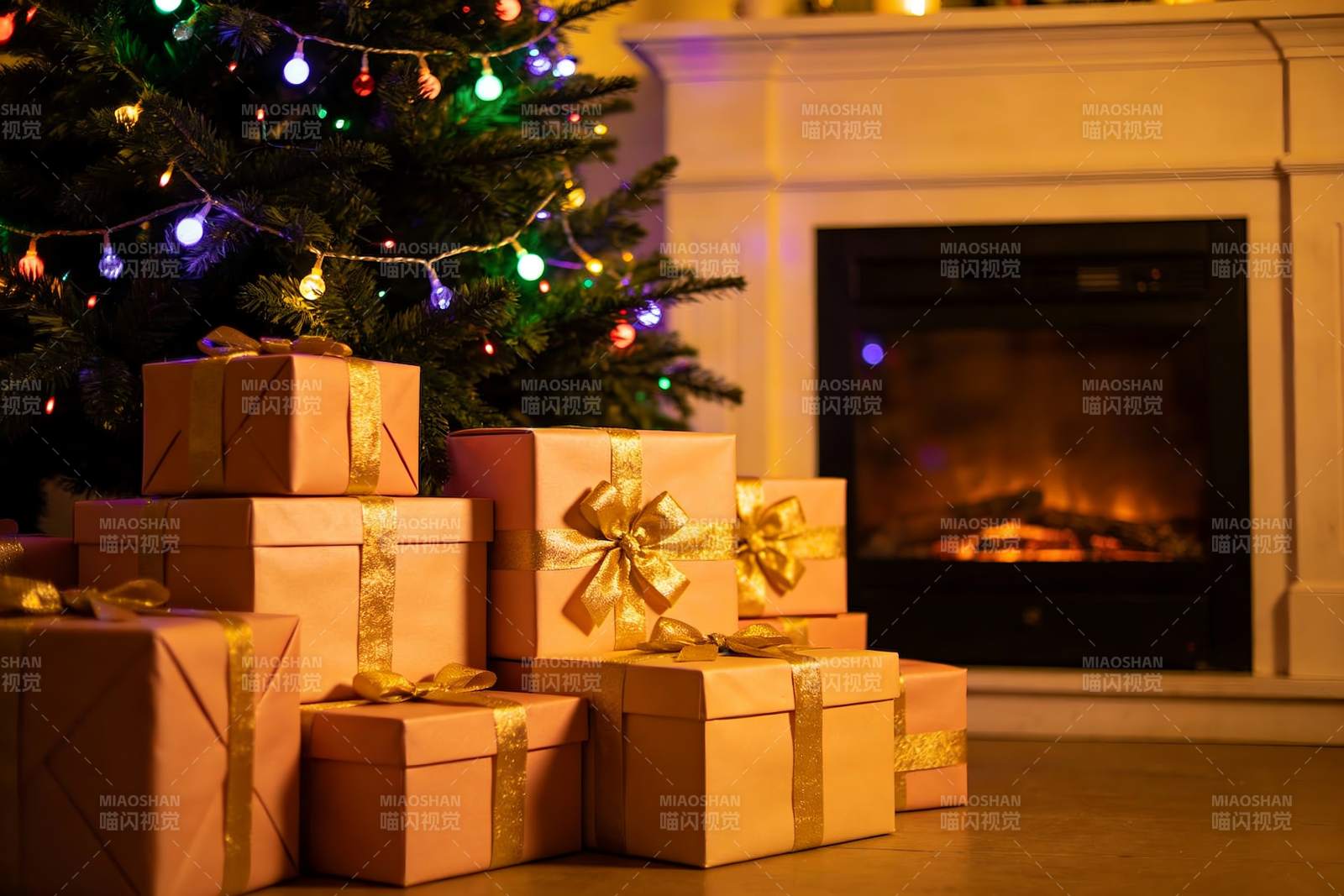 圣诞树旁的礼物与壁炉图片