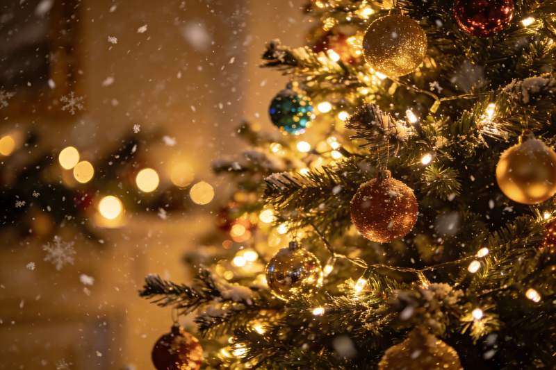 圣诞树灯光闪烁雪花飘落图片