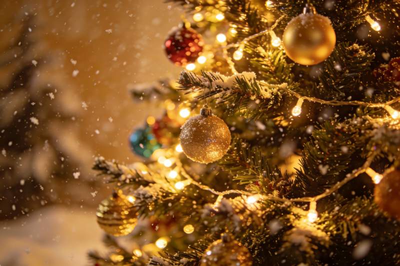 圣诞树挂饰灯光雪景图片