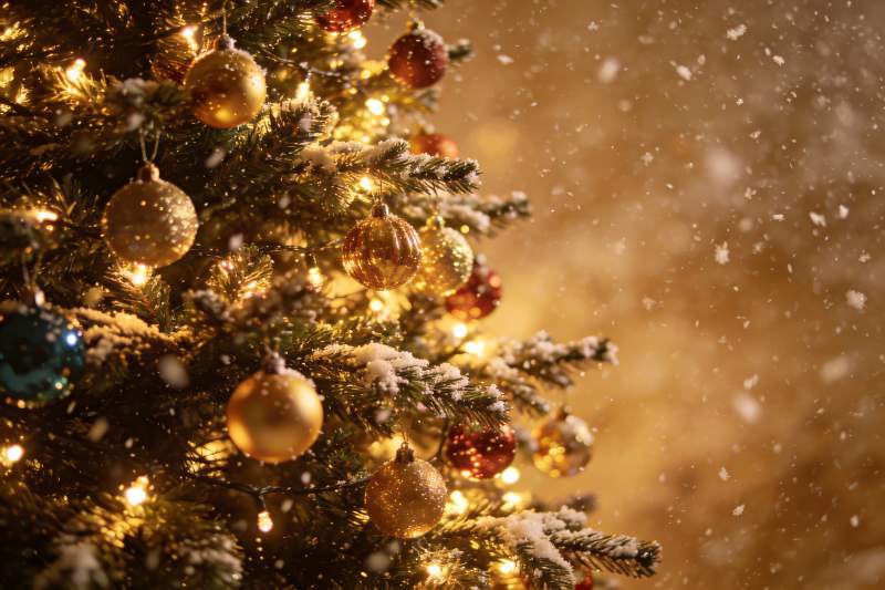 圣诞树雪景温馨节日氛围图片