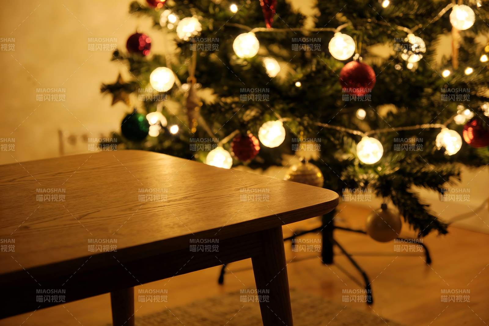 圣诞树旁的木质桌子图片