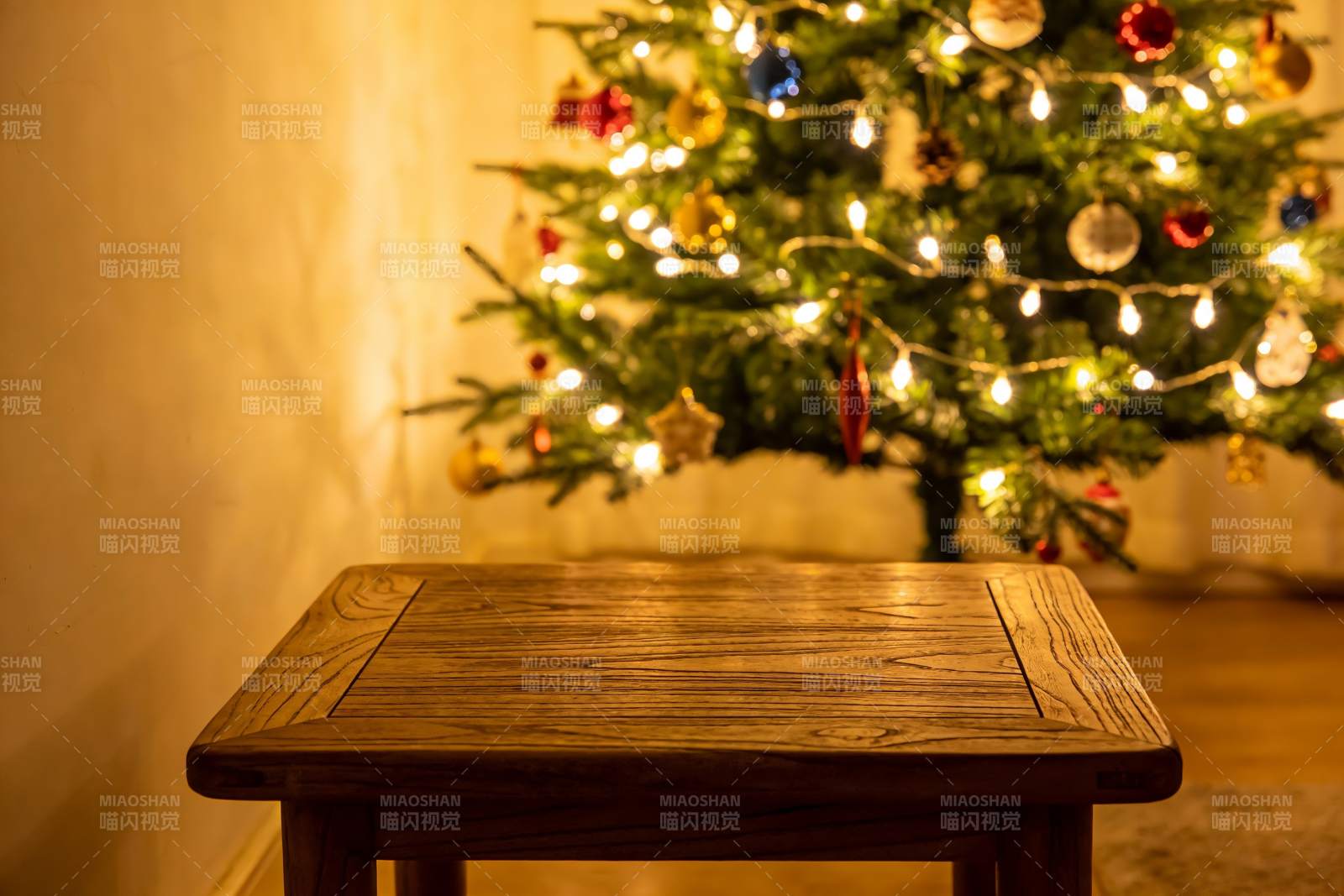 圣诞树前的木质桌子图片