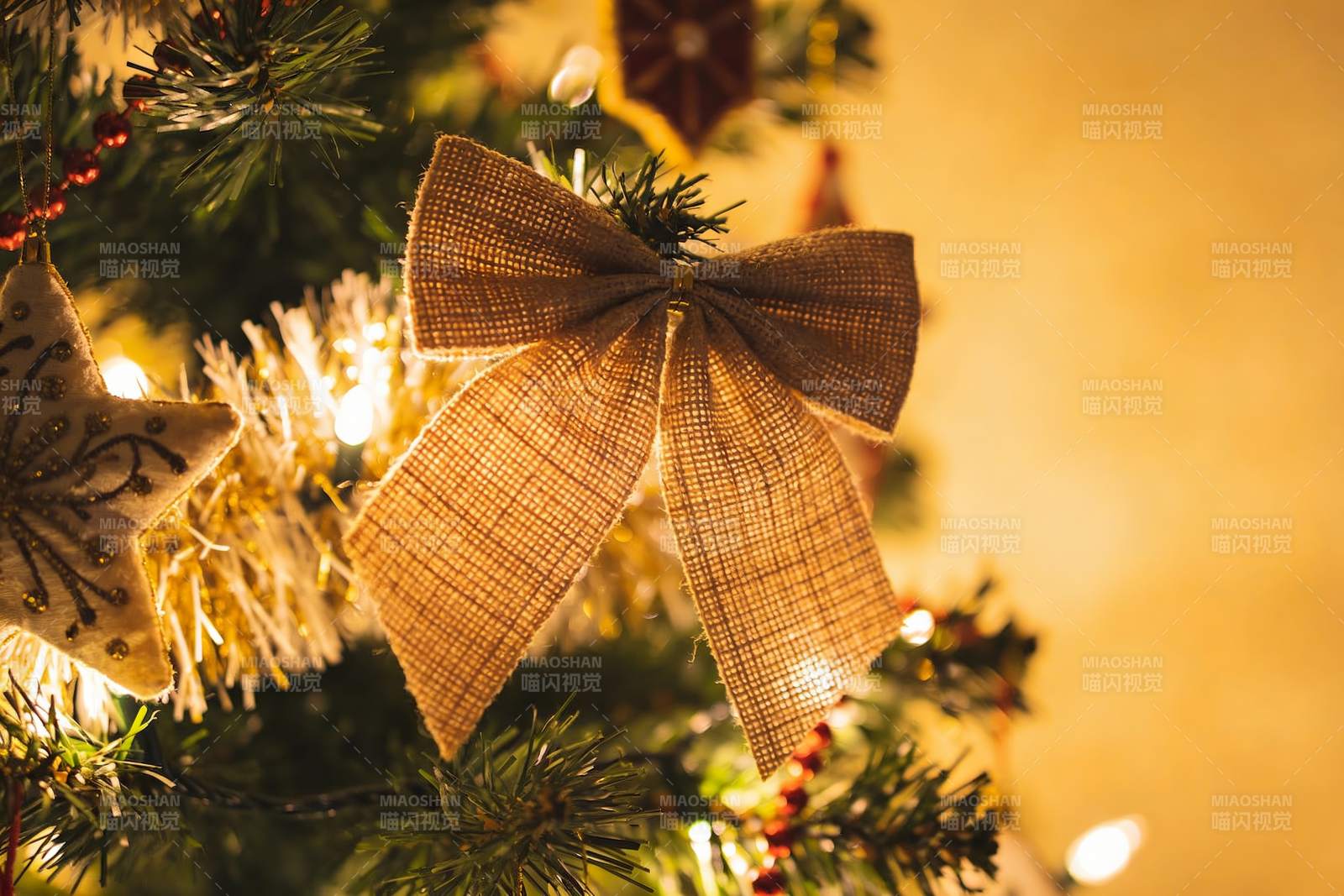 圣诞树装饰特写节日氛围浓厚图片