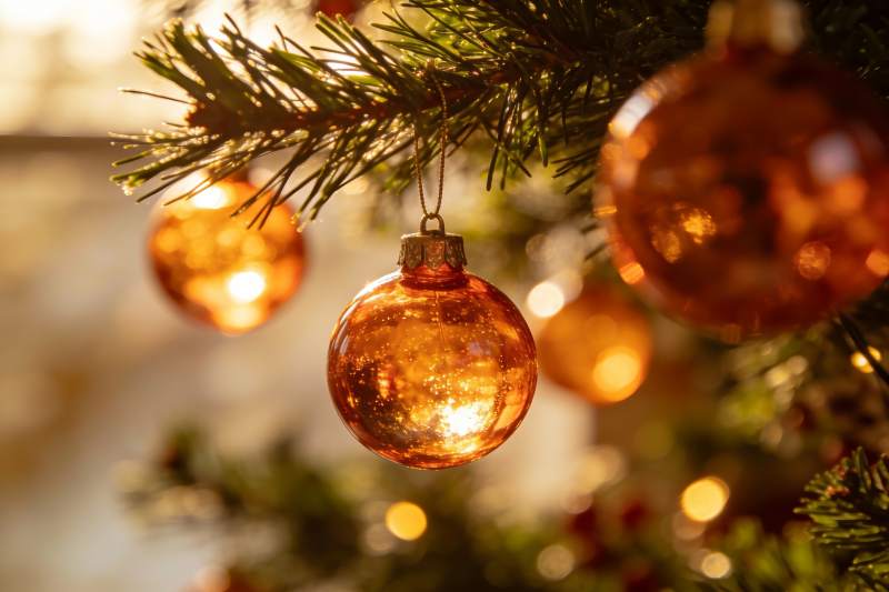 圣诞树上的金色装饰球特写图片