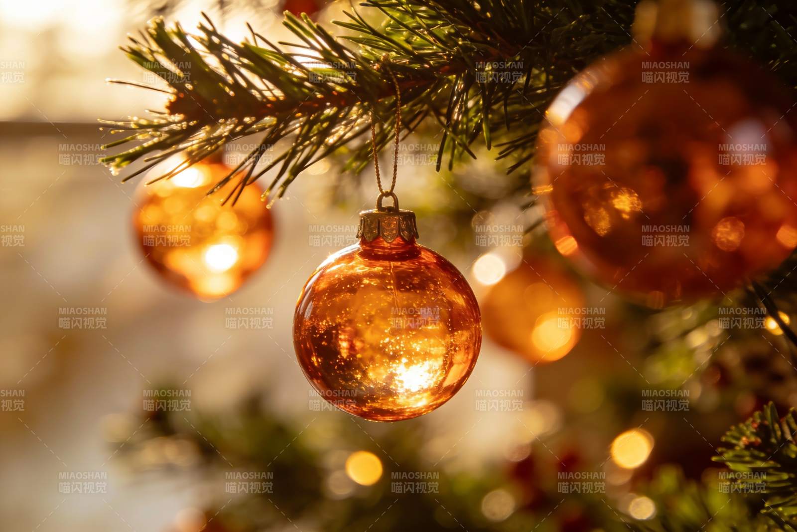 圣诞树上的金色装饰球特写图片