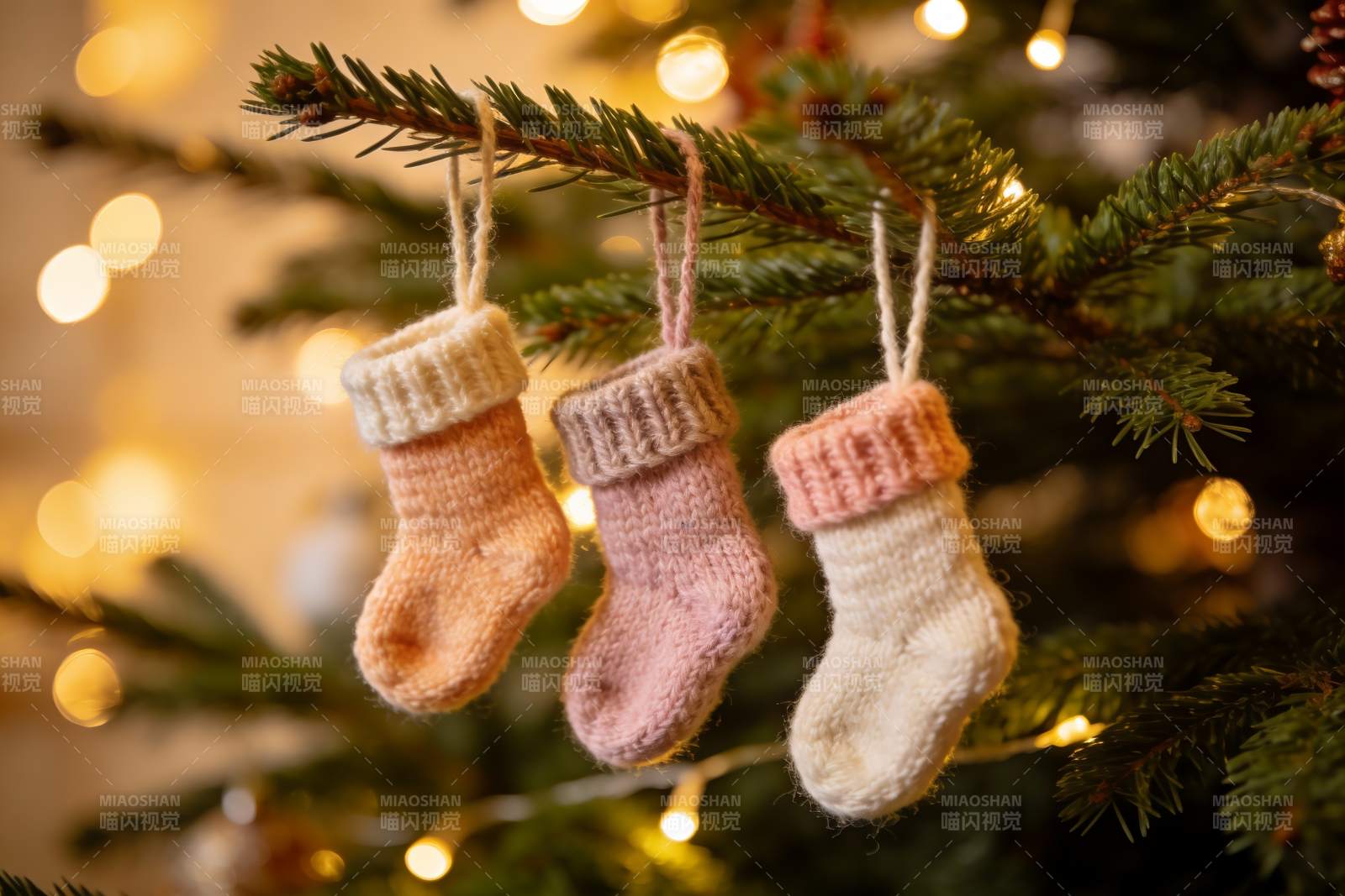 圣诞树袜装饰温馨节日氛围图片