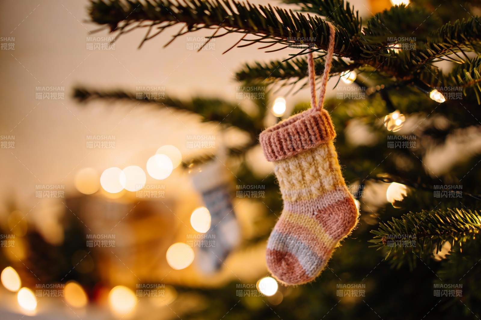 圣诞树袜子装饰特写图片