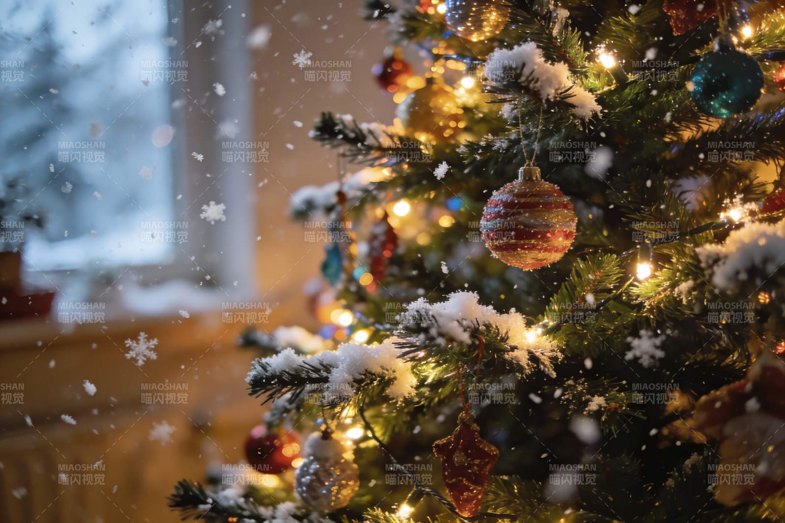 圣诞树雪景温馨节日氛围图片