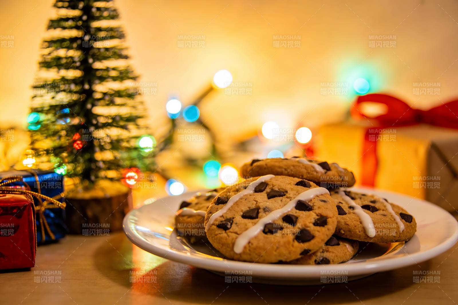 圣诞树旁的巧克力曲奇饼干图片