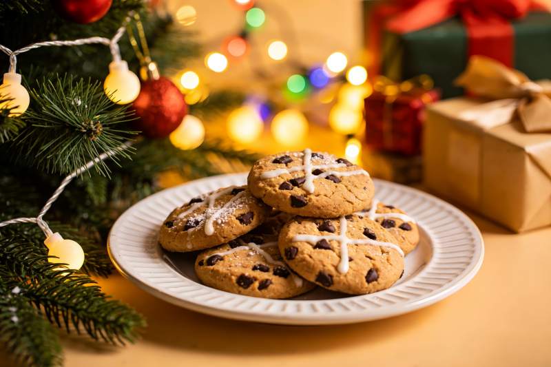 圣诞树旁的巧克力曲奇图片