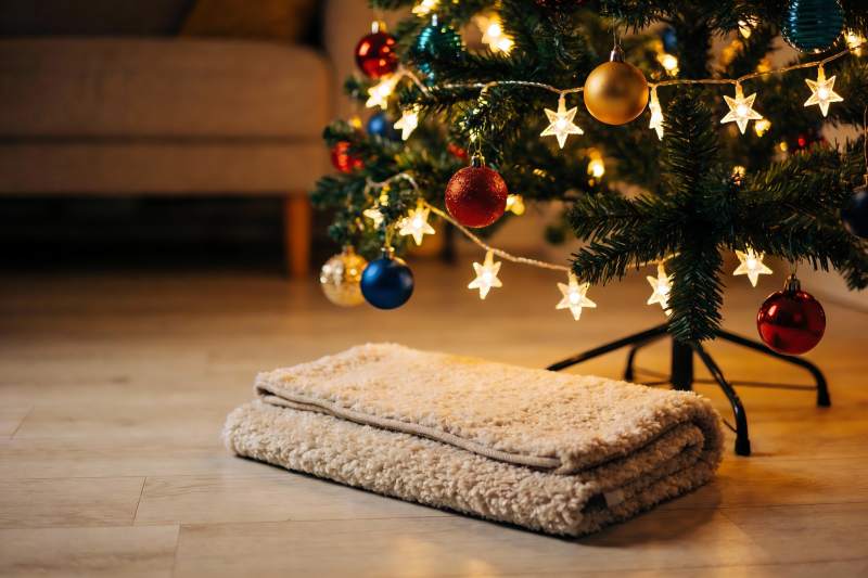 圣诞树旁的毛毯温暖舒适图片
