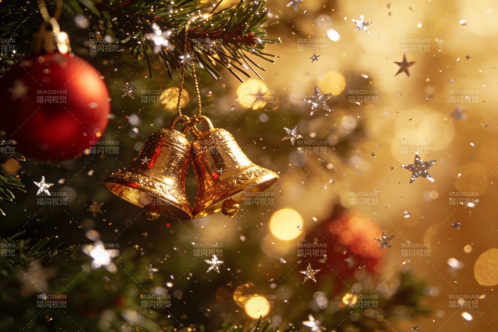 圣诞树上的金色铃铛与红色球装饰图片