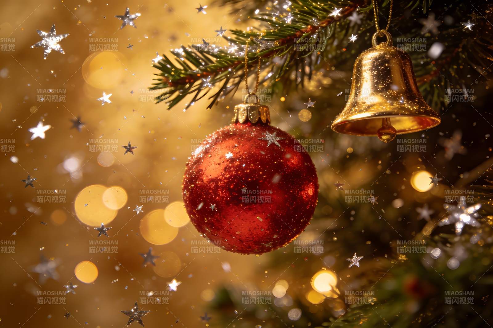 圣诞树上的红色球与金色铃铛图片