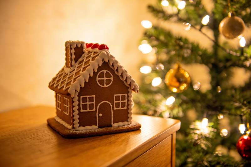 圣诞姜饼屋与装饰树图片