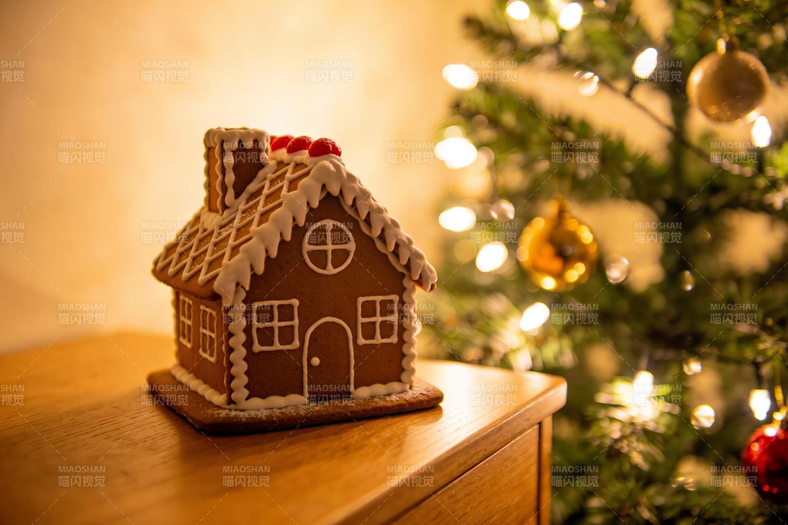 圣诞姜饼屋与装饰树图片