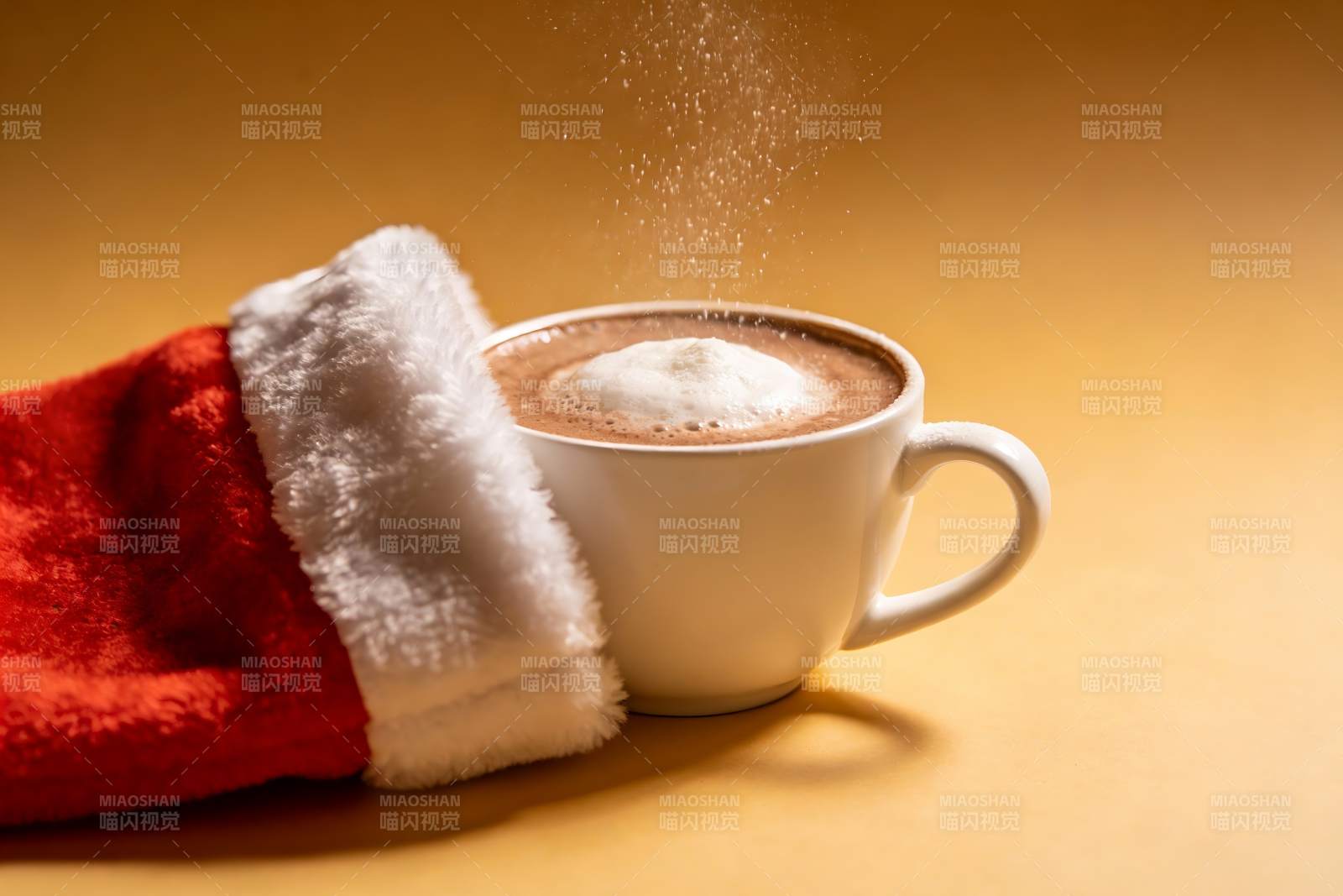圣诞帽旁热饮撒粉图片