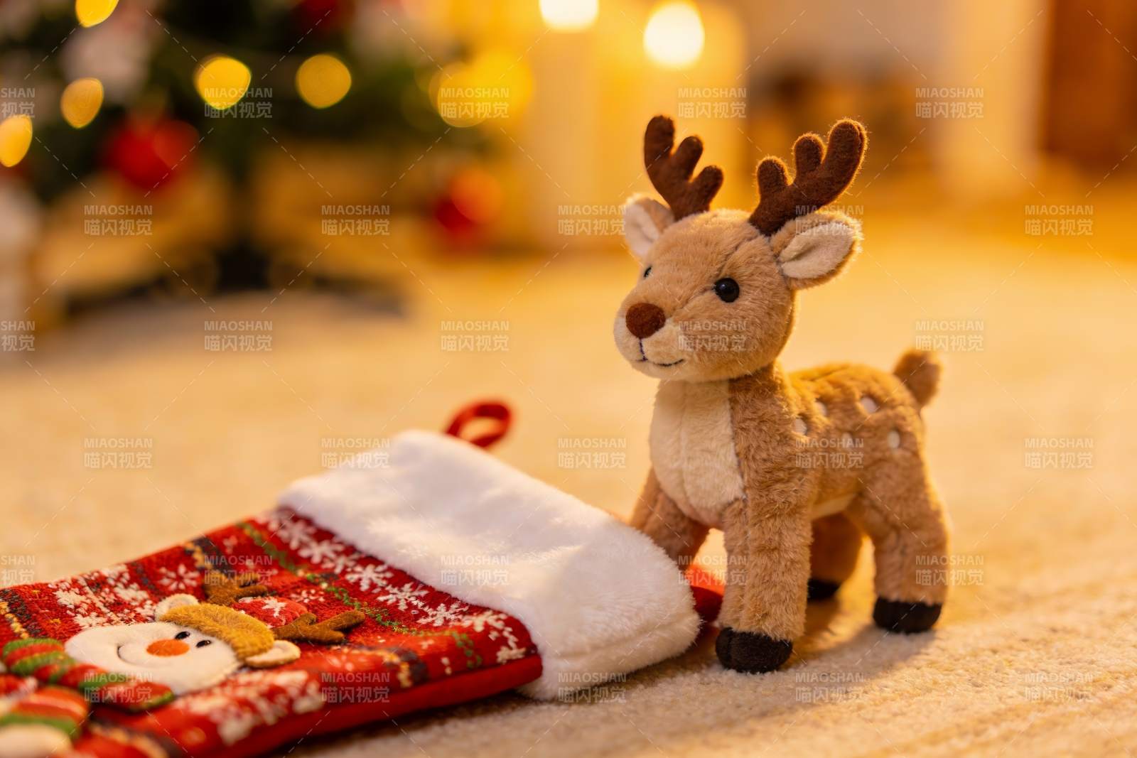 圣诞鹿玩偶与袜子温馨场景图片