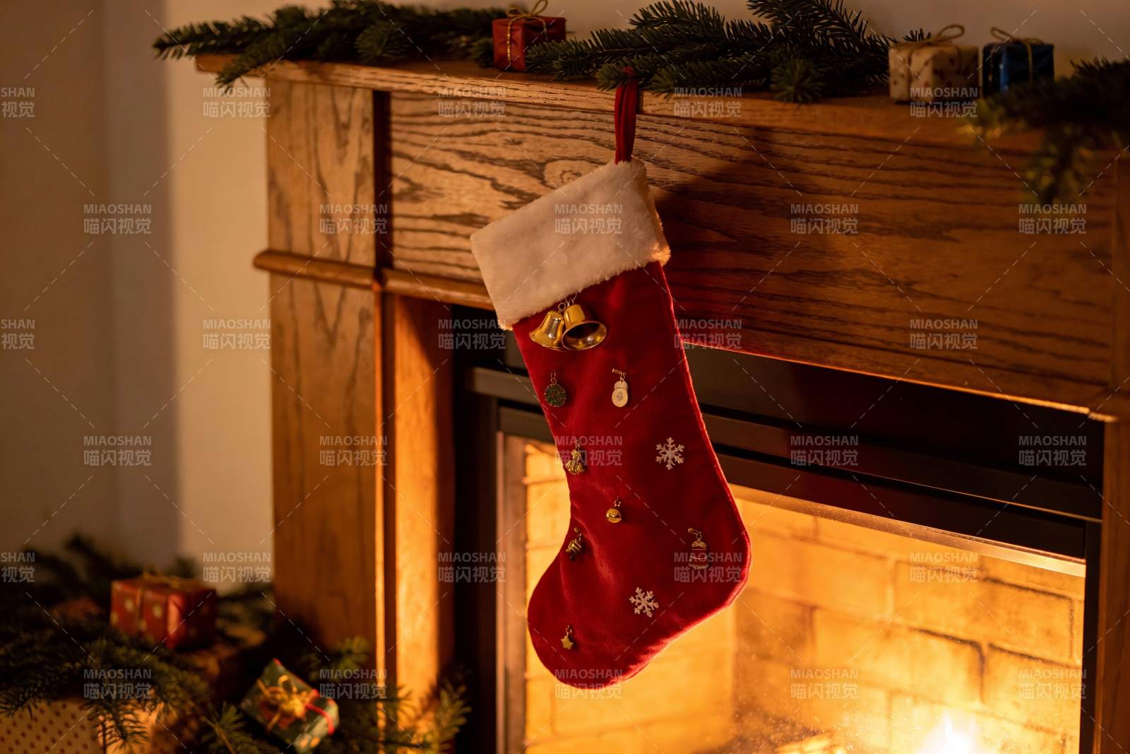 壁炉旁圣诞袜与节日装饰图片