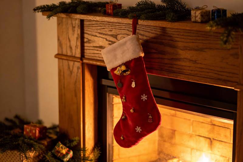壁炉旁圣诞袜与节日装饰图片