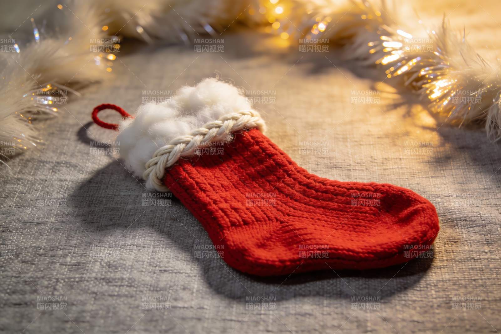 红色圣诞袜配节日装饰图片