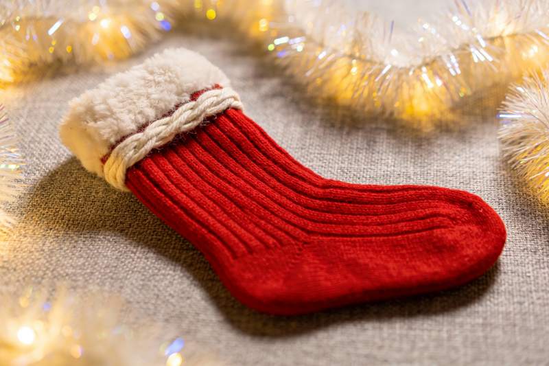 红色圣诞袜配节日彩灯图片