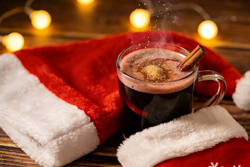 圣诞热饮配红色绒帽图片
