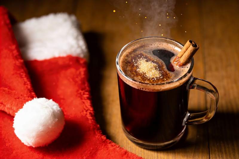 圣诞热饮配红色绒帽图片