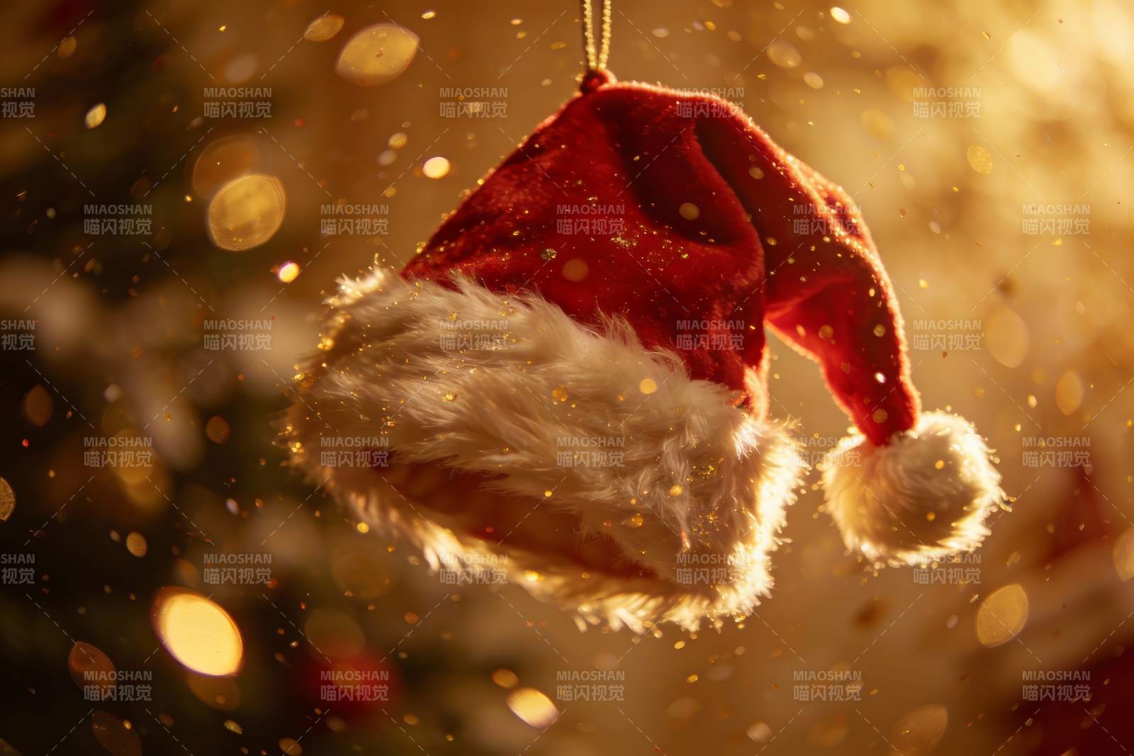 圣诞帽悬挂闪烁金光图片