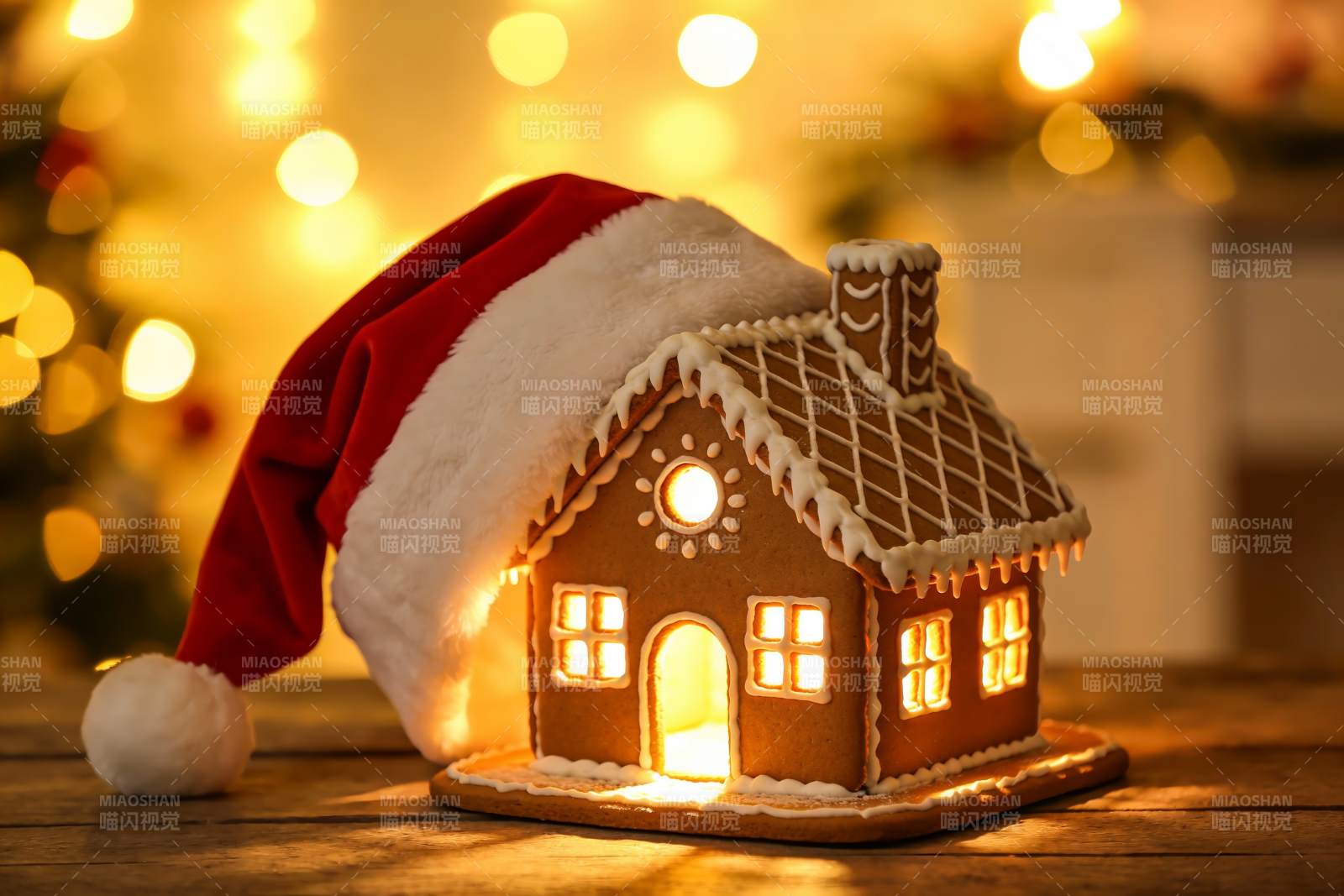 圣诞姜饼屋配红帽温馨场景图片