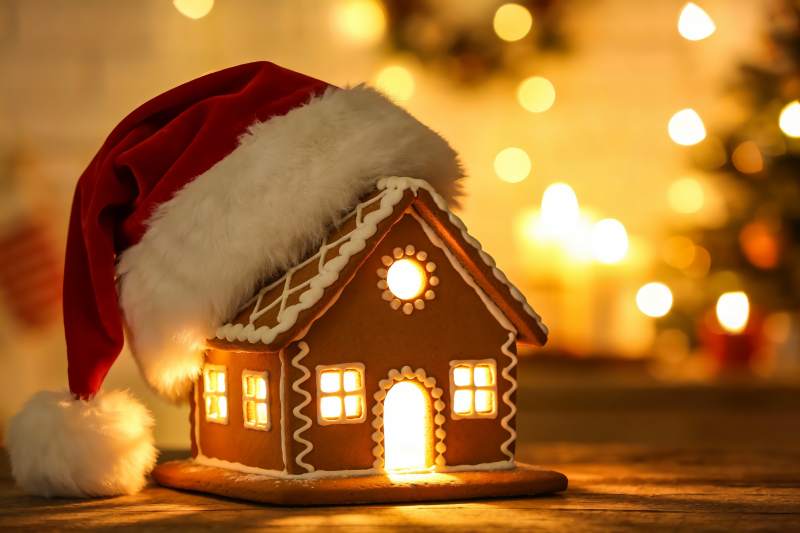 圣诞姜饼屋配红色帽子图片