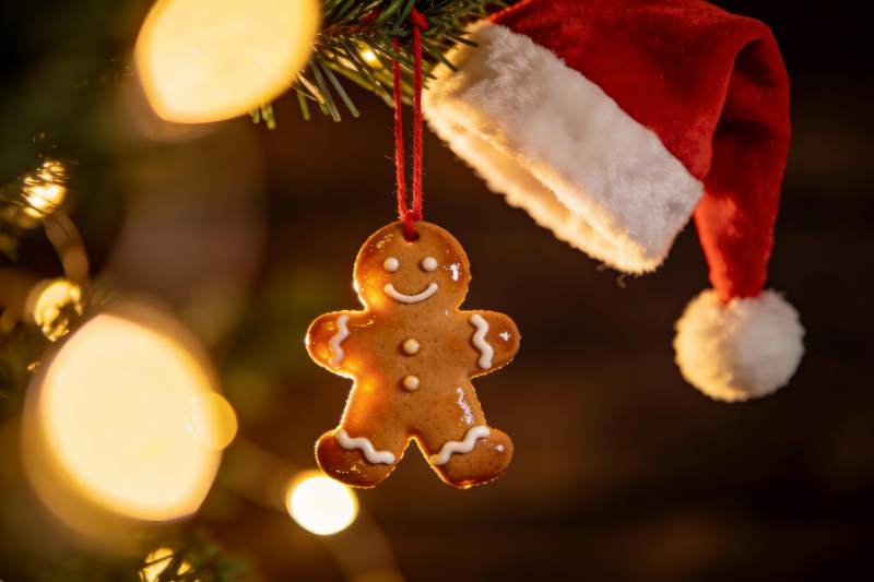 圣诞树上的姜饼人挂饰图片