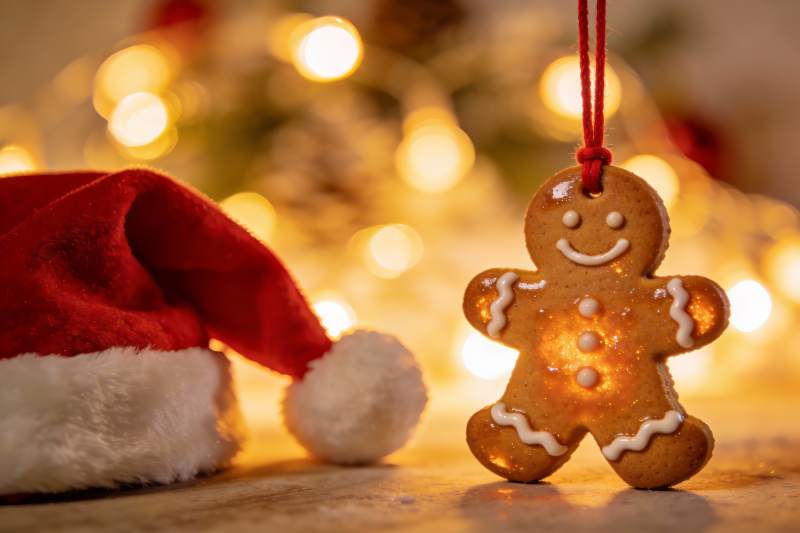 圣诞姜饼人与红帽温馨场景图片