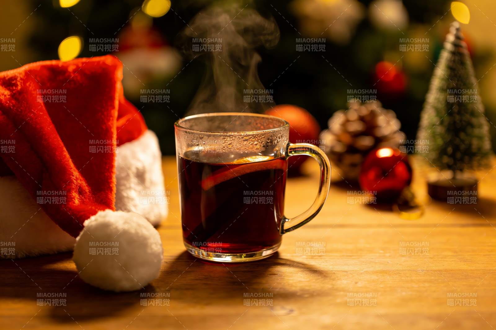 圣诞热饮与节日装饰图片