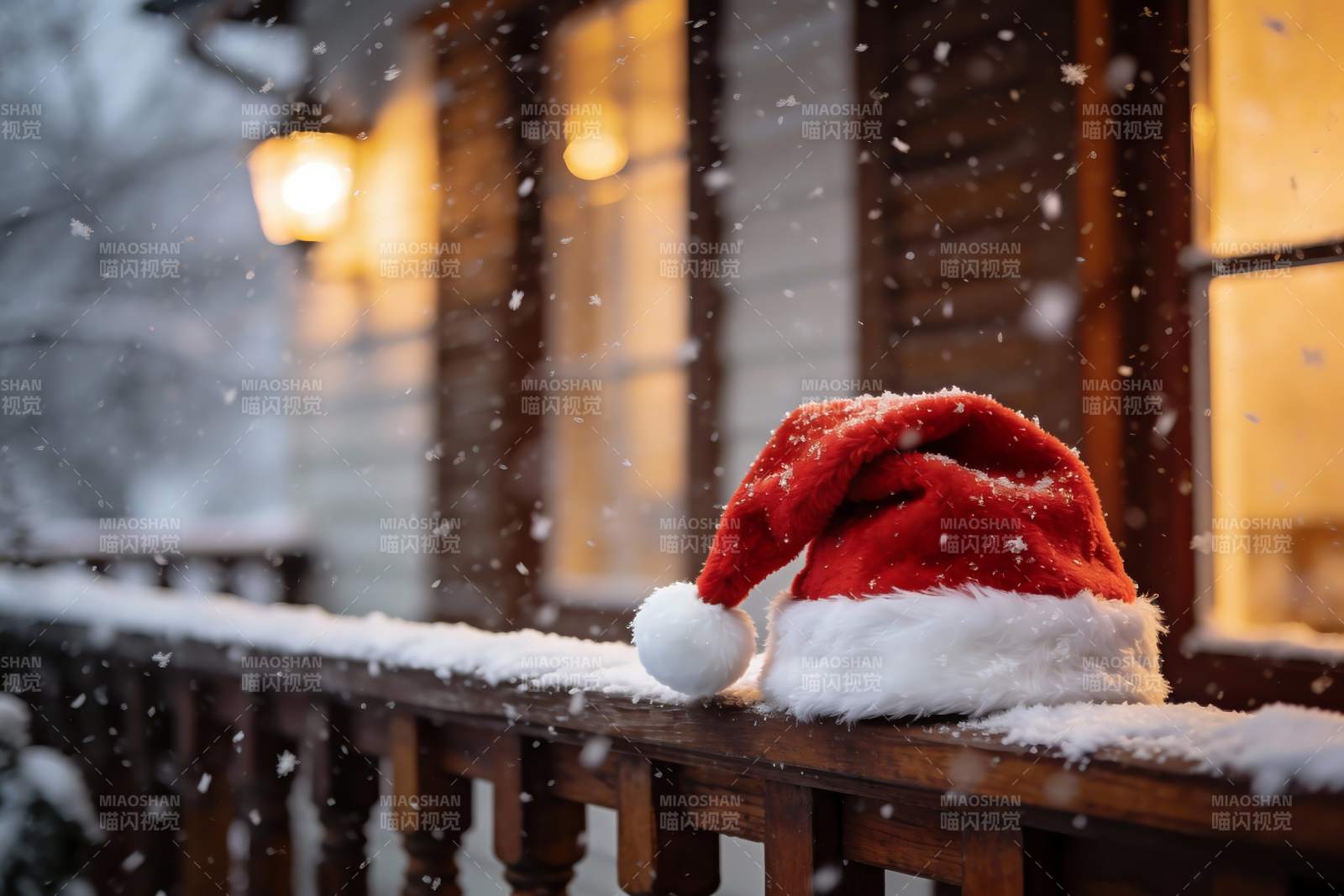 雪中圣诞帽静置于木质栏杆图片