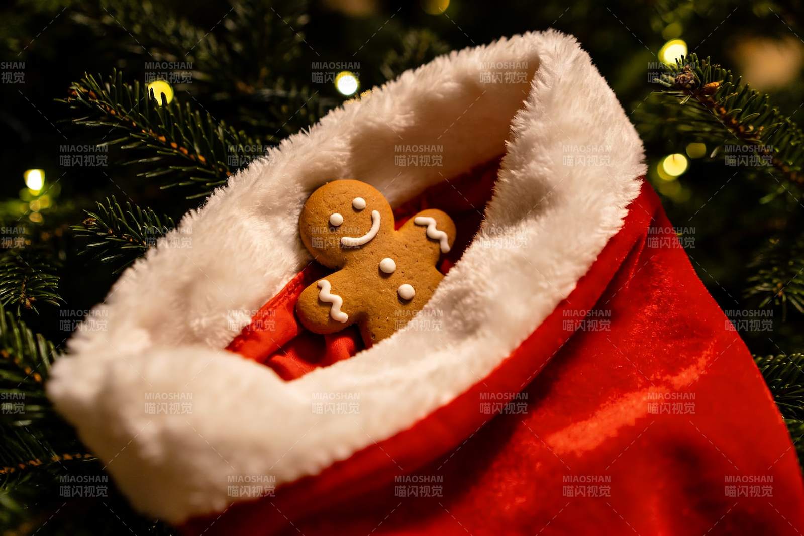 圣诞袜内姜饼人节日装饰图片