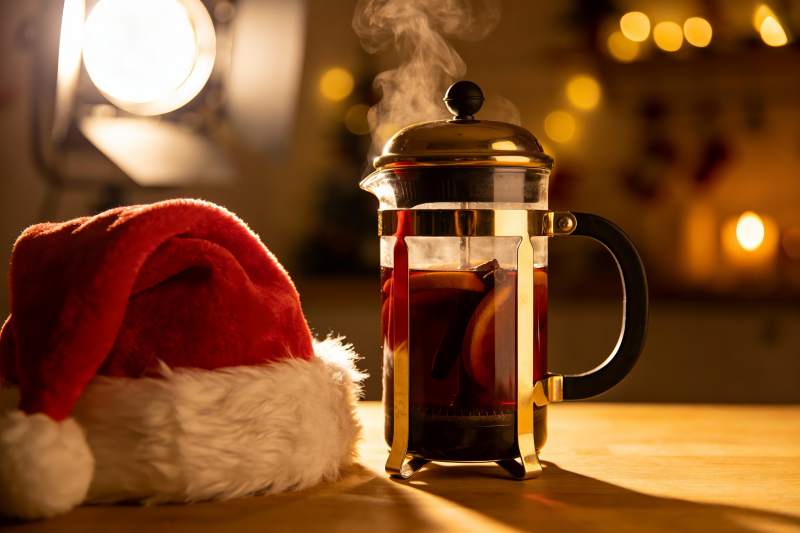 圣诞帽旁热饮蒸汽袅袅图片