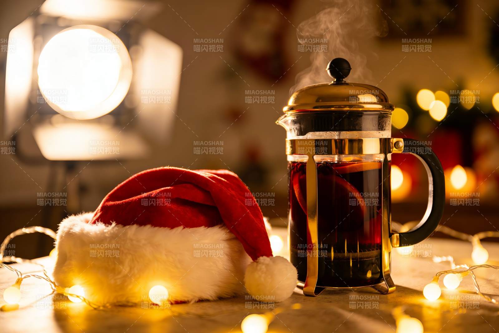 圣诞帽与热茶的温馨场景图片