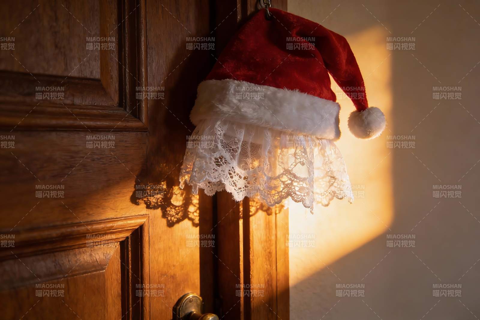 圣诞帽挂门上光影温馨图片