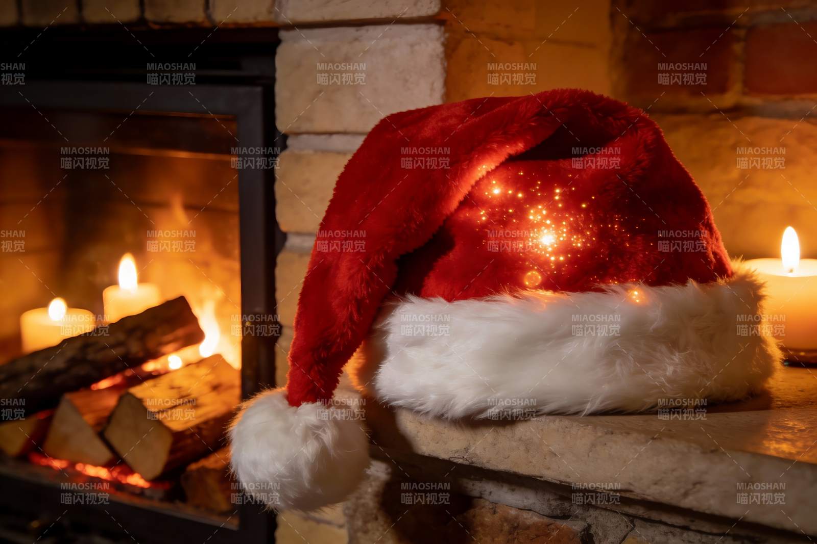 圣诞帽烛光壁炉温馨场景图片