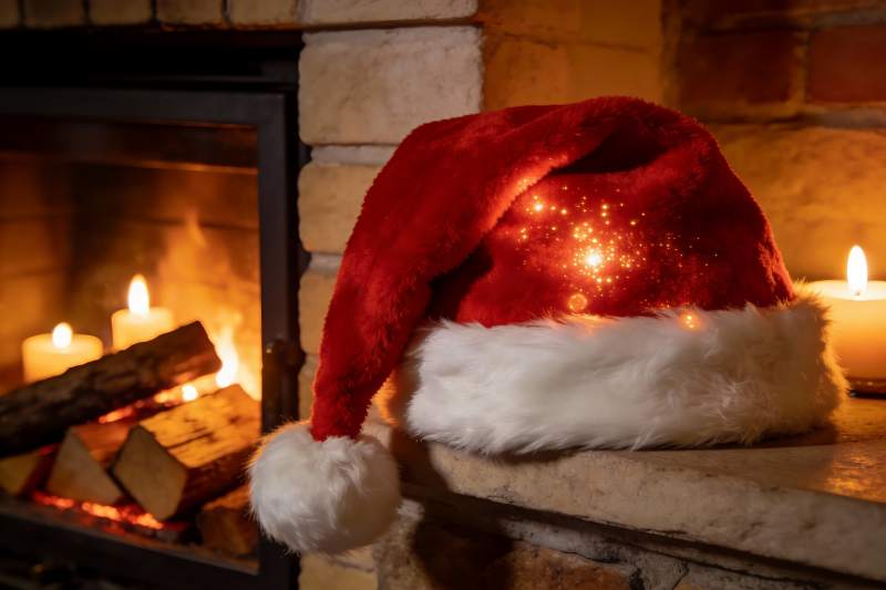 圣诞帽烛光壁炉温馨场景图片