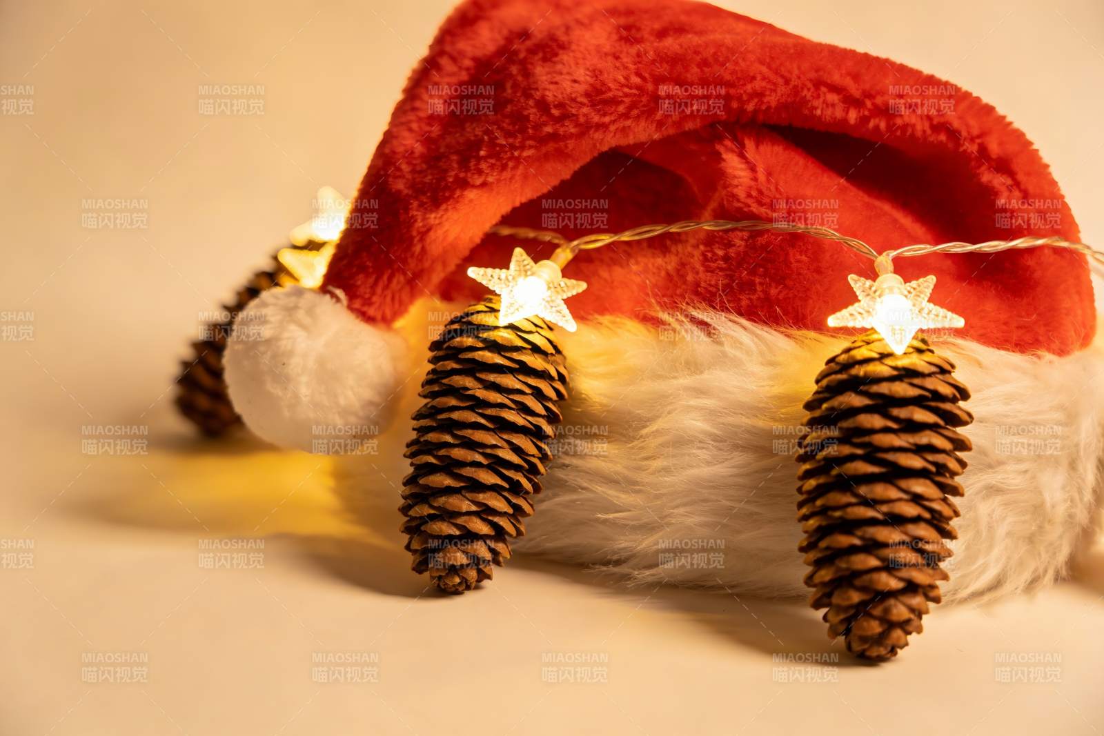 圣诞帽松果灯串节日装饰图片