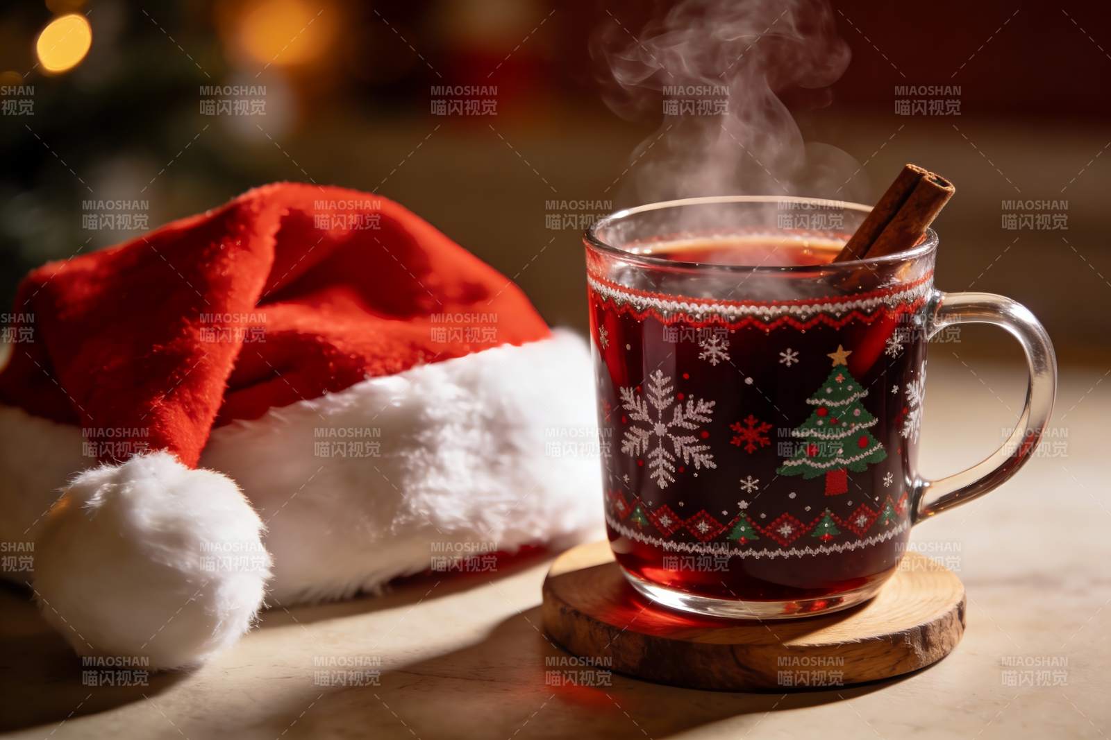 圣诞热饮与红帽温馨场景图片