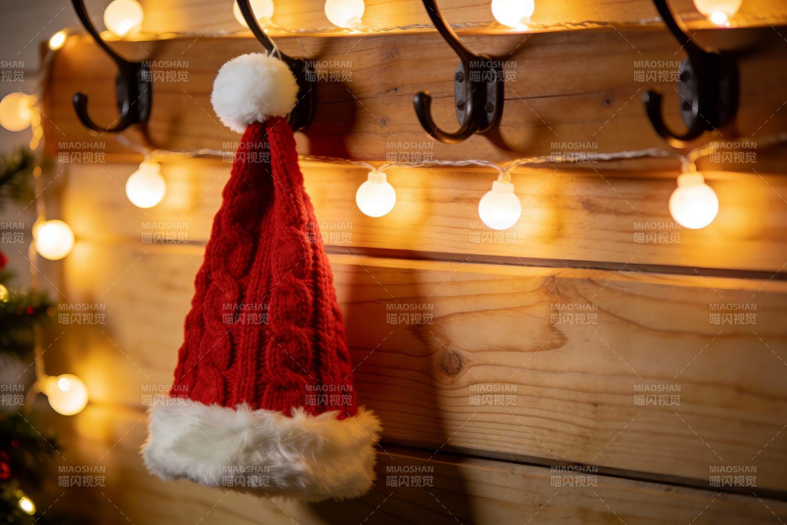 圣诞帽挂木墙节日氛围温馨图片