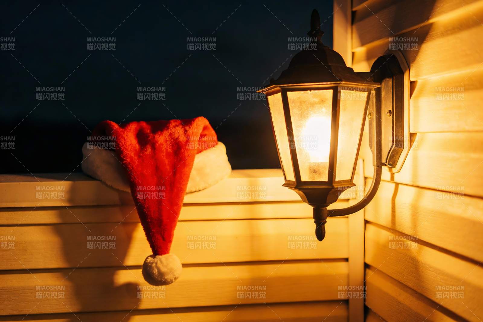 圣诞帽与夜灯相伴图片