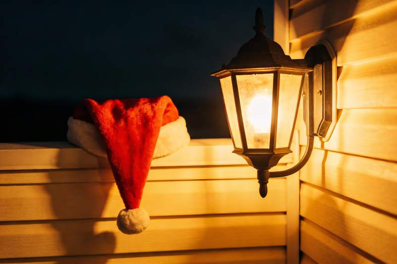 圣诞帽与夜灯相伴图片