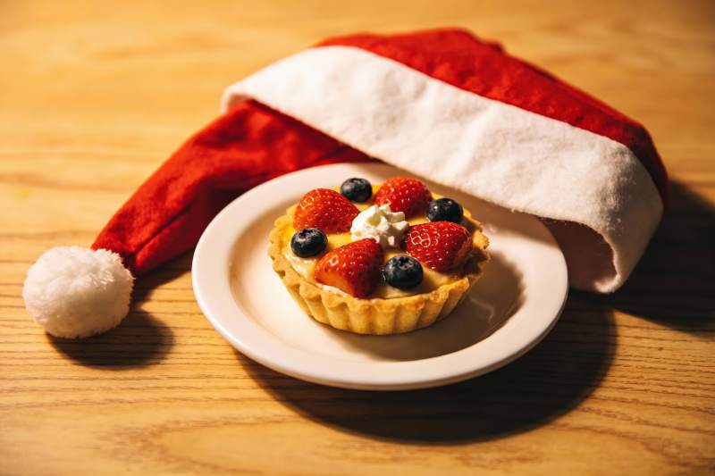 圣诞帽下的水果挞图片